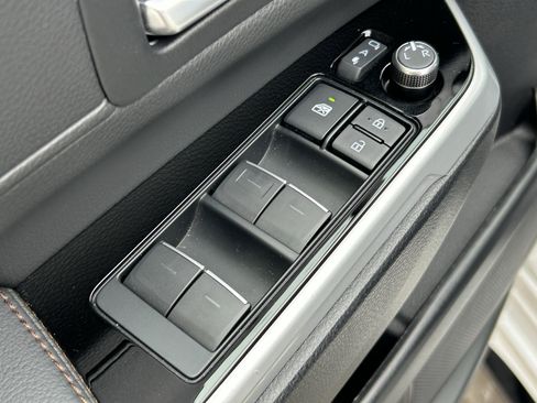 Used 2025 Toyota Sienna Platinum image 17