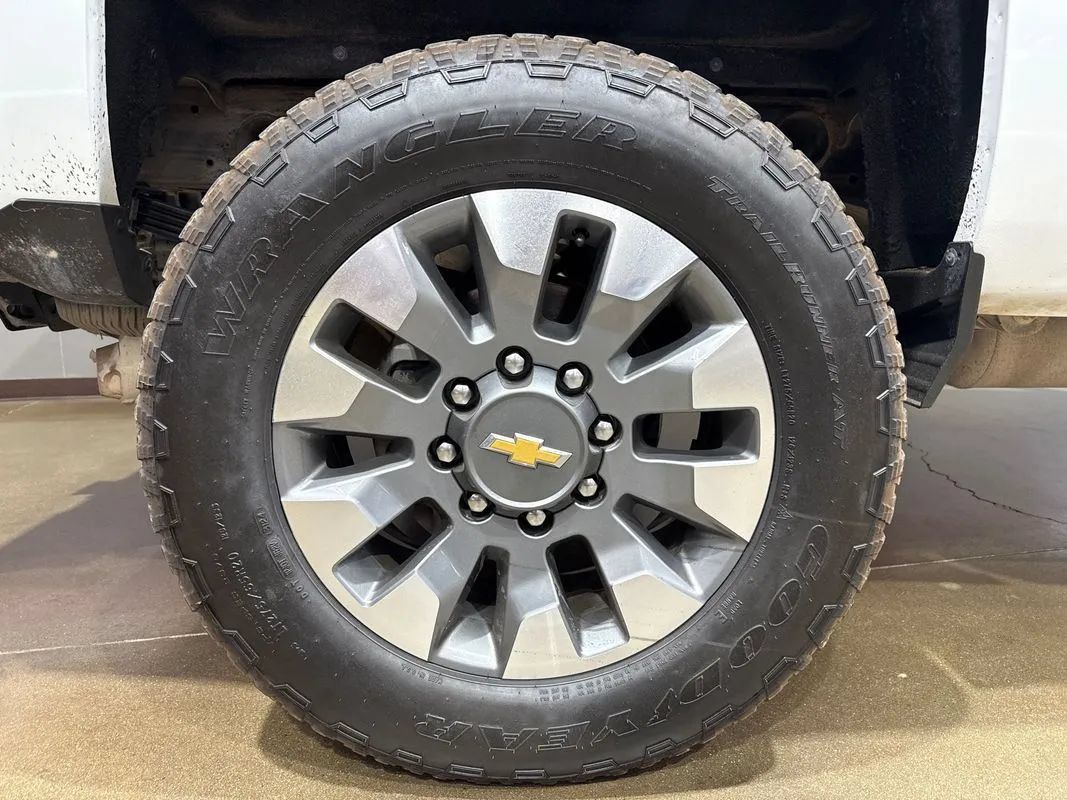 Used 2019 Chevrolet Silverado 2500 LT AWD/4WD image 91