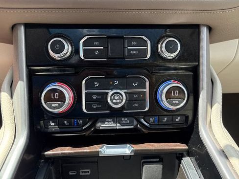 Used 2022 GMC Yukon XL Denali AWD/4WD image 18