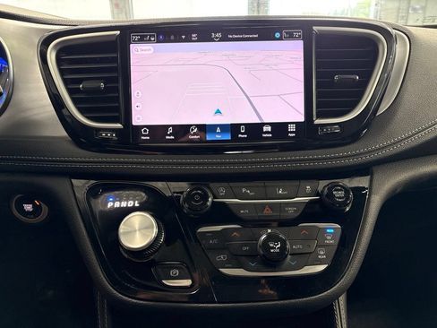 Used 2025 Chrysler Pacifica Limited FWD image 28