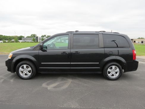 Used 2010 Dodge Grand Caravan SXT w/ Trailer Tow Group FWD image 3