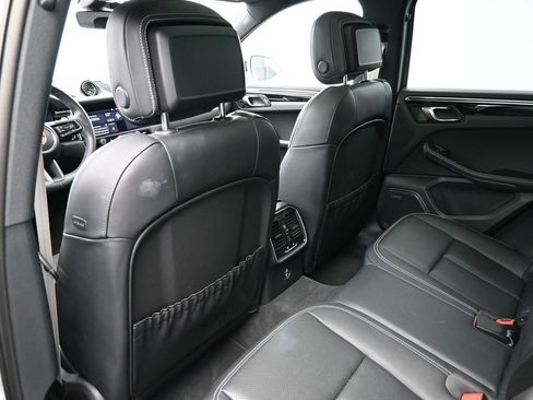 Certified 2025 Porsche Macan AWD/4WD image 8