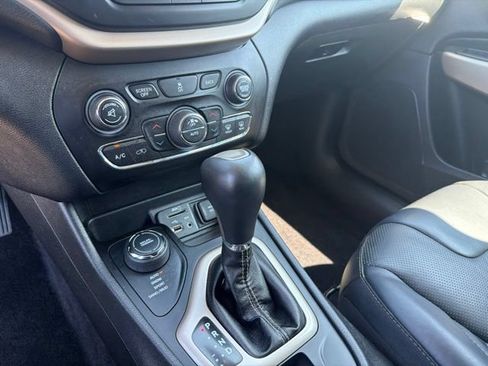 Used 2017 Jeep Cherokee Limited w/ Luxury Group AWD/4WD image 20