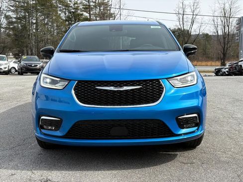 New 2026 Chrysler Pacifica Limited image 2