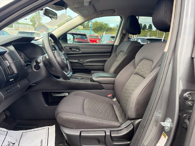 Used 2025 Nissan Pathfinder S FWD image 9