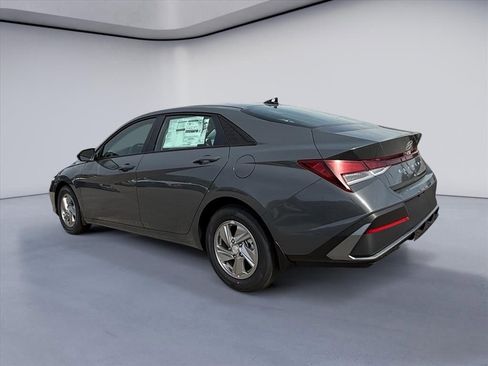 New 2026 Hyundai Elantra SE FWD image 3