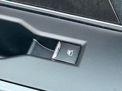 Used 2023 Ford F150 Lariat w/ Trailer Tow Package image 39