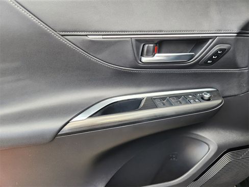Used 2022 Toyota Venza Limited image 21