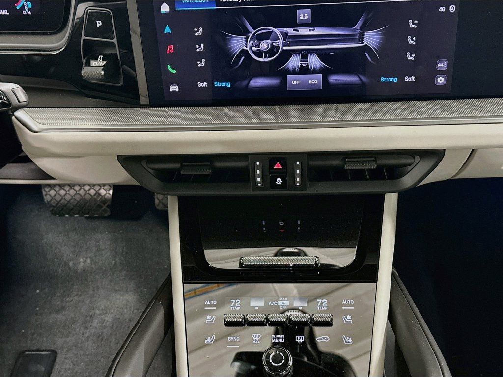 Certified 2024 Porsche Cayenne AWD/4WD image 17