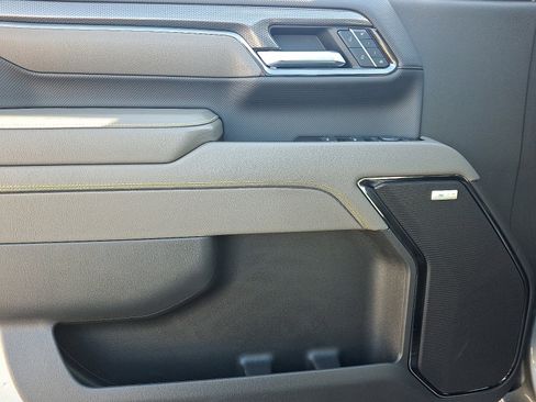 Used 2025 Chevrolet Silverado 2500 ZR2 w/ Technology Package image 12