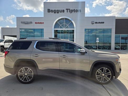 Used 2022 GMC Acadia SLT w/ Technology Package FWD image 2