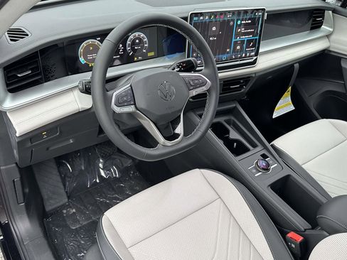 New 2026 Volkswagen Tiguan SE FWD image 10