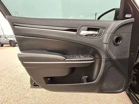 Used 2019 Chrysler 300 S image 30