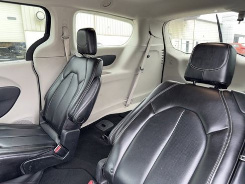 Used 2023 Chrysler Pacifica Touring-L image 4