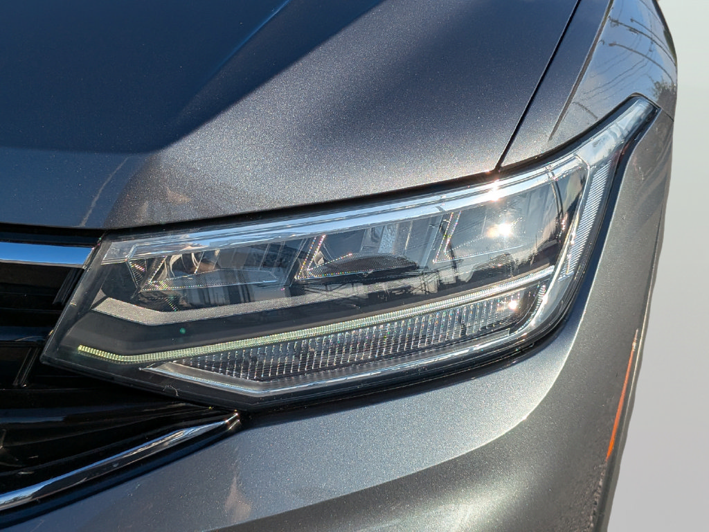 Certified 2023 Volkswagen Tiguan SE R-Line FWD image 7
