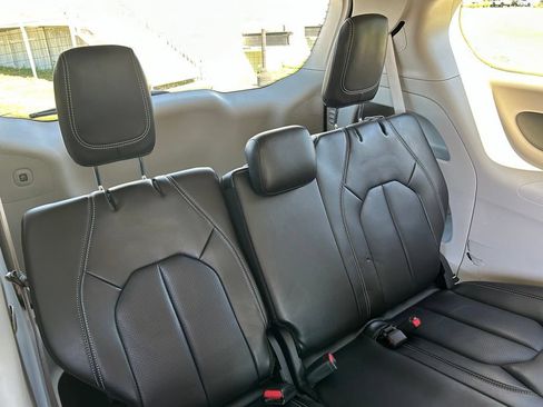 Used 2023 Chrysler Pacifica Touring-L FWD image 44