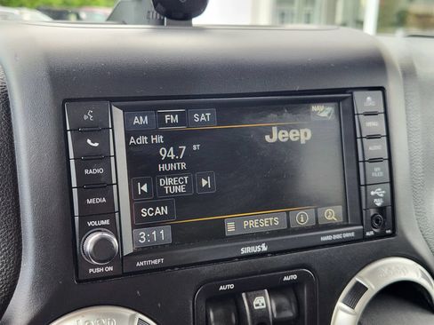 Used 2016 Jeep Wrangler Unlimited Sahara w/ Connectivity Group AWD/4WD image 29