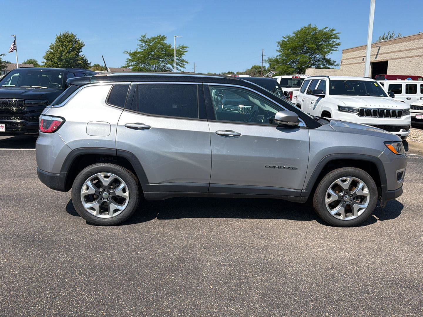 Used 2018 Jeep Compass Limited w/ Navigation Group AWD/4WD image 8