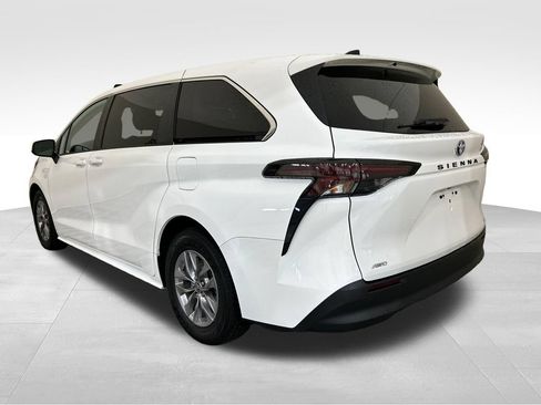 Used 2023 Toyota Sienna LE AWD/4WD image 3