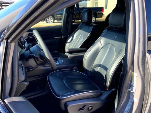 Used 2025 Chrysler Pacifica Limited image 7