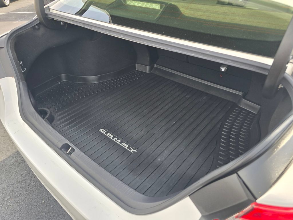 Used 2018 Toyota Camry SE FWD image 12