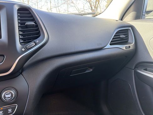 Certified 2020 Jeep Cherokee Latitude Plus w/ Cold Weather Group image 15