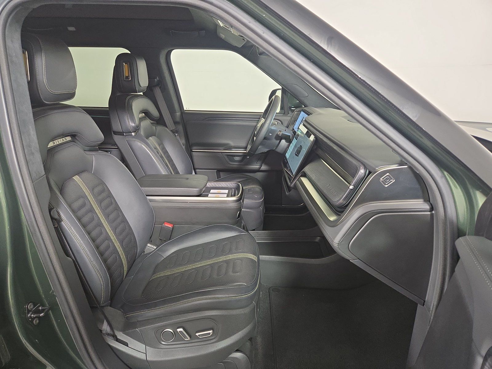 Used 2025 Rivian R1S Adventure Dual AWD/4WD image 24