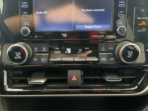 Used 2022 Toyota Highlander LE AWD/4WD image 5