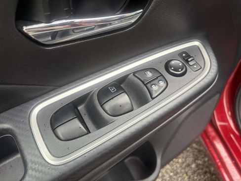 Used 2024 Nissan Versa SR FWD image 17