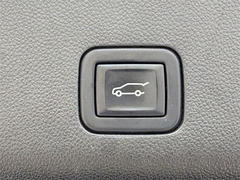 Used 2023 Chevrolet Suburban Premier image 34