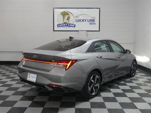 Used 2022 Hyundai Elantra SEL w/ Convenience + Premium Package FWD image 10