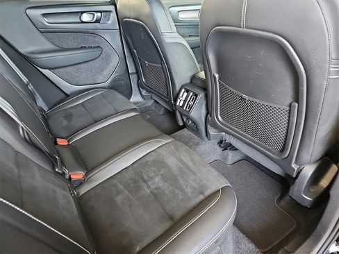 Used 2022 Volvo XC40 T5 R-Design w/ Advanced Package image 11