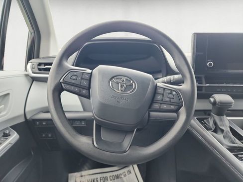 Used 2025 Toyota Sienna LE image 12
