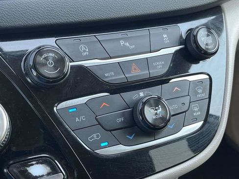 Used 2018 Chrysler Pacifica Touring-L FWD image 30