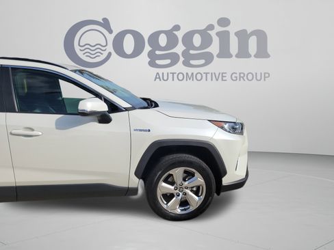 Used 2021 Toyota RAV4 XLE Premium AWD/4WD image 32