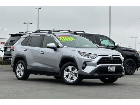 Used 2020 Toyota RAV4 XLE w/ Convenience Package AWD/4WD image 2