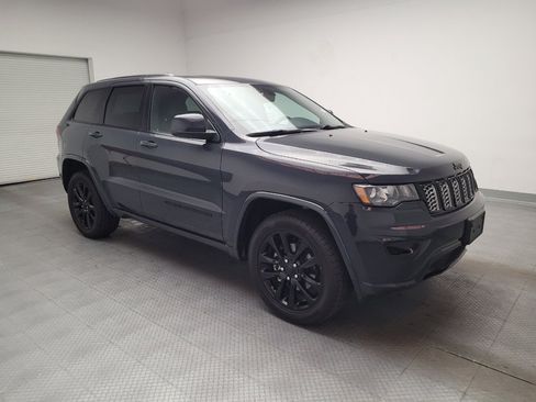 Used 2018 Jeep Grand Cherokee Altitude AWD/4WD image 11