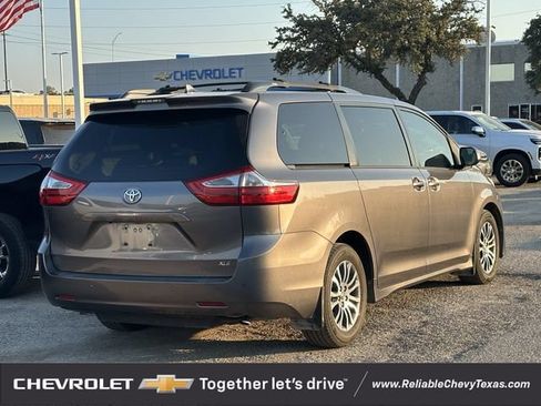 Used 2018 Toyota Sienna XLE w/ XLE Navigation Package FWD image 4