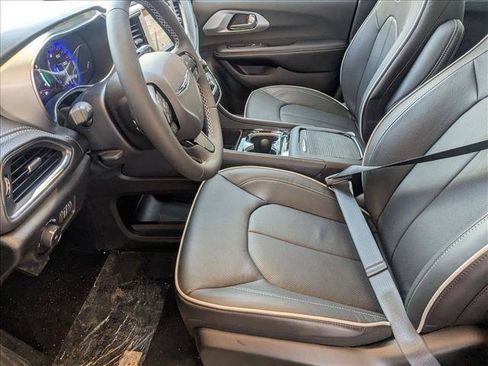 New 2026 Chrysler Pacifica Limited w/ S Appearance Package AWD/4WD image 4