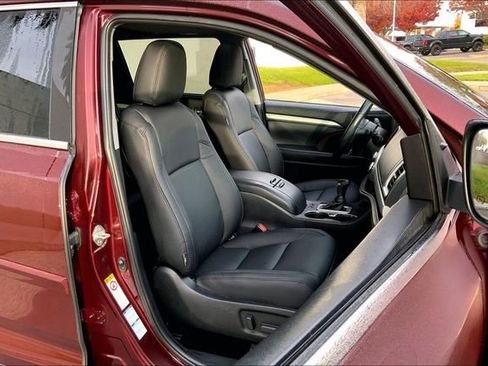 Used 2019 Toyota Highlander XLE image 7