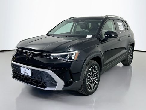 Certified 2025 Volkswagen Taos SE image 3