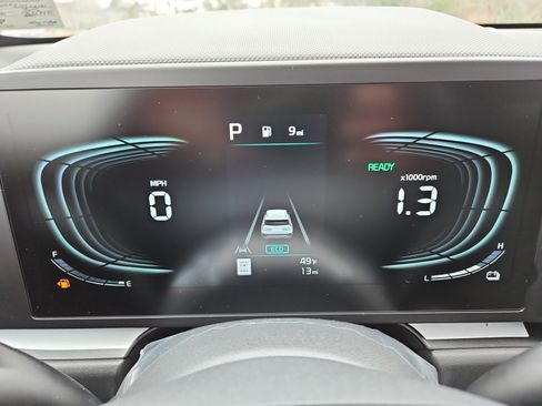 Used 2025 Kia Niro LX image 24