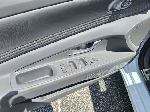 Used 2025 Hyundai Elantra SEL FWD image 16