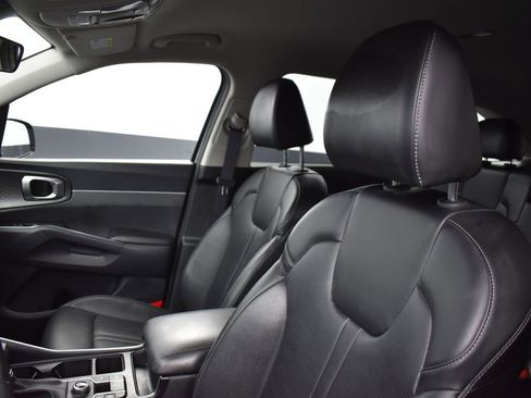 Used 2024 Kia Sorento S image 12