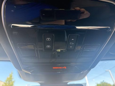 Used 2025 Land Rover Range Rover Sport SE AWD/4WD image 21