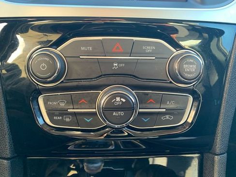 Used 2023 Chrysler 300 Touring w/ Sport Appearance Package image 33