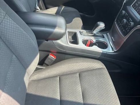 Used 2019 Jeep Grand Cherokee Laredo w/ Security & Convenience Group AWD/4WD image 20