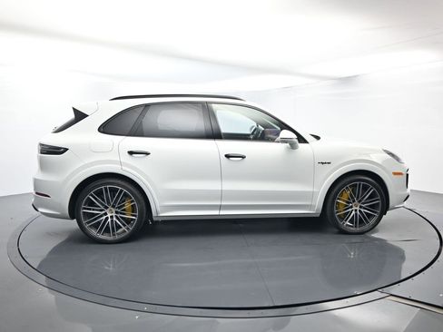 Used 2022 Porsche Cayenne Turbo S image 16