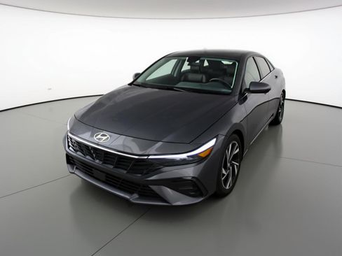 Used 2025 Hyundai Elantra Limited FWD image 3