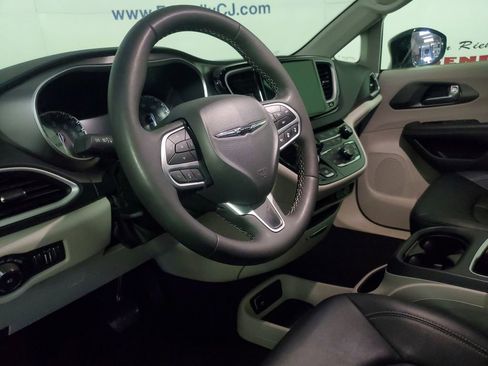 Used 2024 Chrysler Pacifica Touring-L image 19